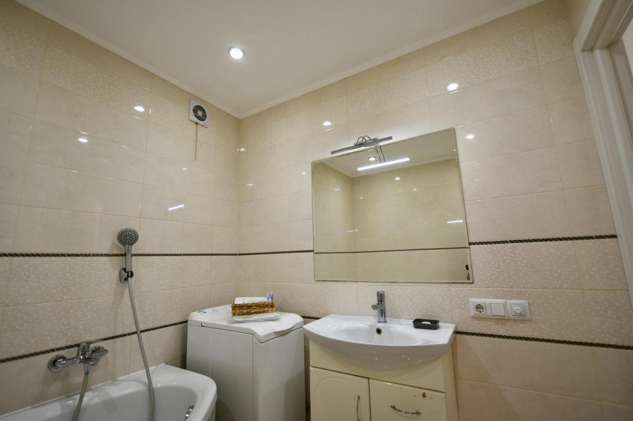 Cozy Apartment Next To The Park Ternopil Exterior foto
