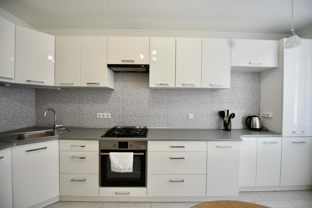 Cozy Apartment Next To The Park Ternopil Exterior foto